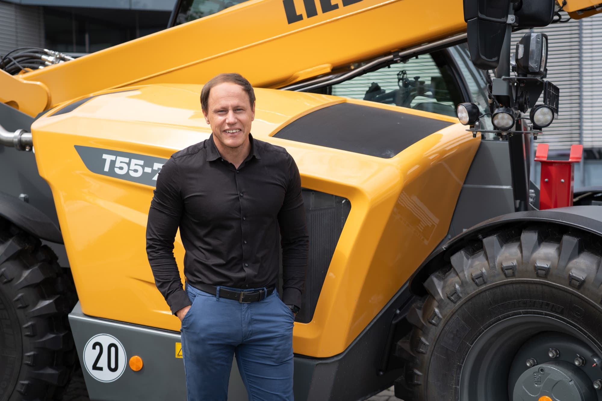 Dominik Märkl, CEO von OneStop Pro, vor einem Liebherr-Teleskoplader